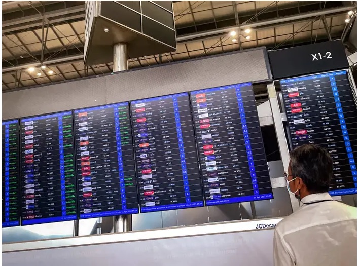 Bảng thông tin chuyến bay tại sân bay Suvarnabhumi.