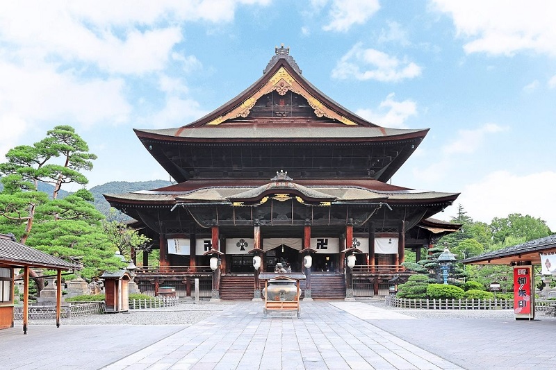 Zenkoji là ngôi chùa Phật giáo lâu đời nhất ở Nhật Bản.