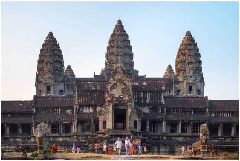 Angkor Wat là một kiệt tác kiến trúc và là biểu tượng nhất trong tất cả các ngôi đền của Campuchia.