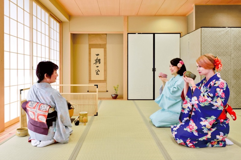 Bạn có thể trải nghiệm trà đạo đích thực khi mặc Kimono