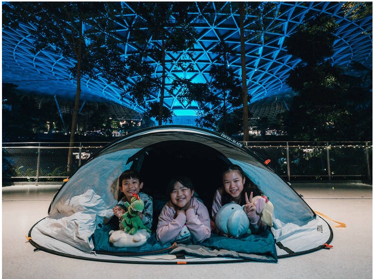 Cắm trại tại sân bay Changi