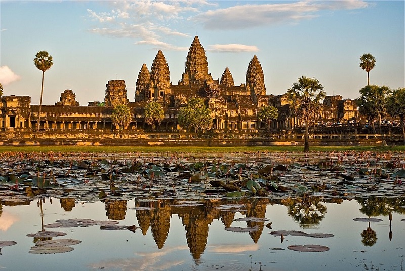 Ghé thăm Angkor Wat mang tính biểu tượng vào lúc hoàng hôn