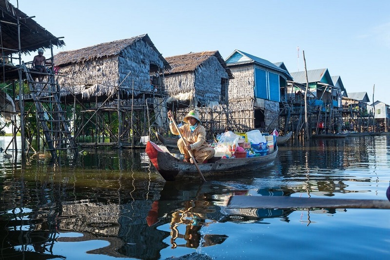 Ghé thăm các làng nổi trên Tonlé Sap hoặc sông Mekong