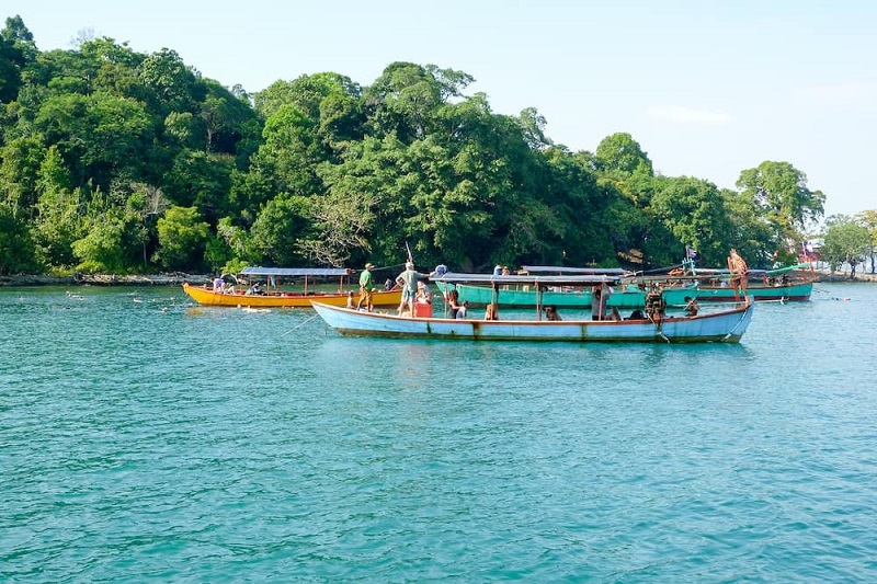 Khách du lịch Campuchia trên thuyền tại đảo Koh Ta Kiev ở Campuchia