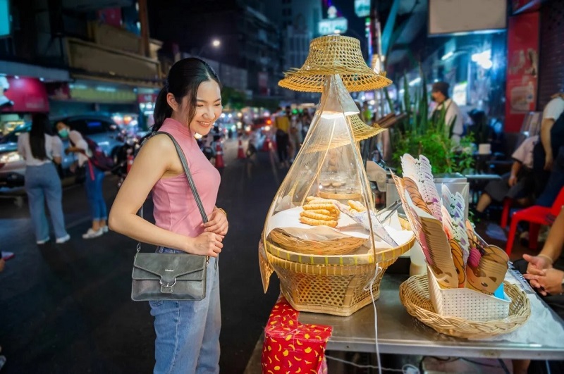 Khách du lịch tại chợ đêm Chinatown, Bangkok