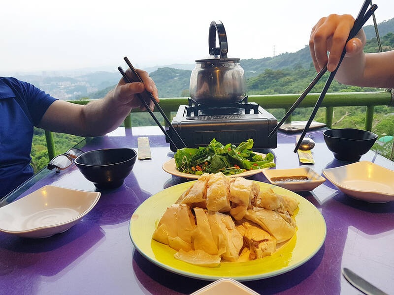 Khách hàng thưởng thức một số món ăn tại nhà hàng Four Brother gần Maokong Gondola ở thành phố Đài Bắc. Nhà hàng có tầm nhìn không bị cản trở ra thuyền gondola và Đài Bắc.