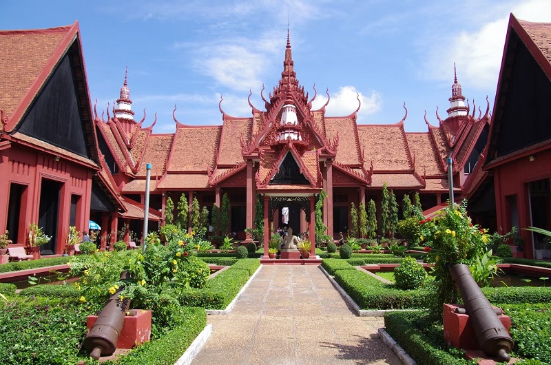Khung cảnh tuyệt đẹp của Bảo tàng Quốc gia Campuchia với khu vườn phía trước