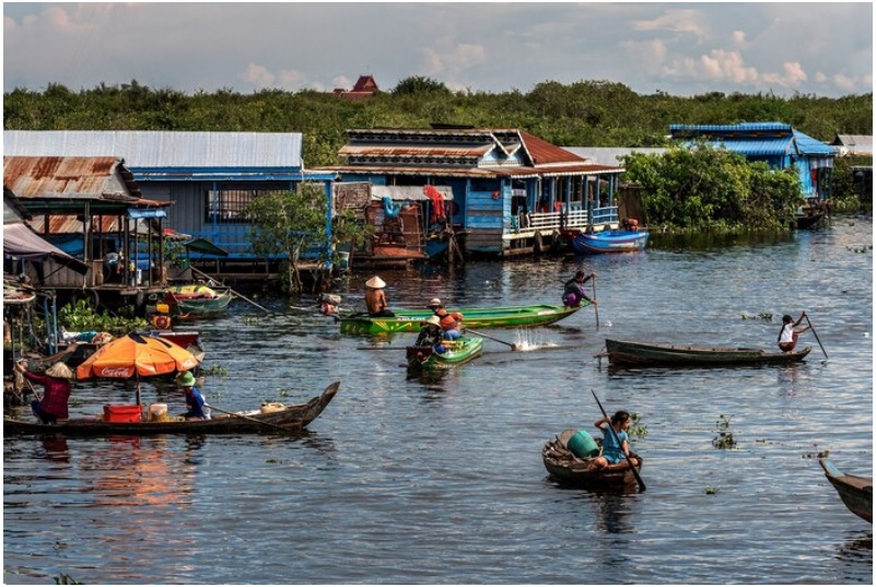 Làng nổi nằm khắp Tonle Sap, một hồ nước ngọt và khu dự trữ sinh quyển của UNESCO.