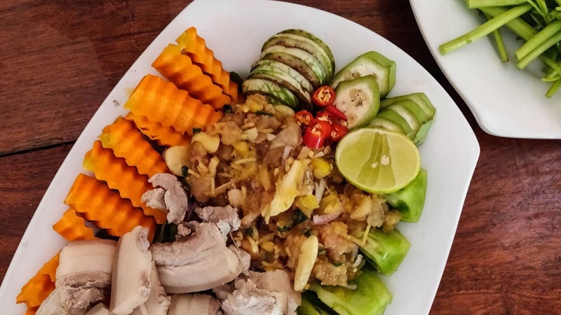 Maam có hương vị tinh tế hơn so với prahok, cũng là một món cá lên men ở Campuchia.