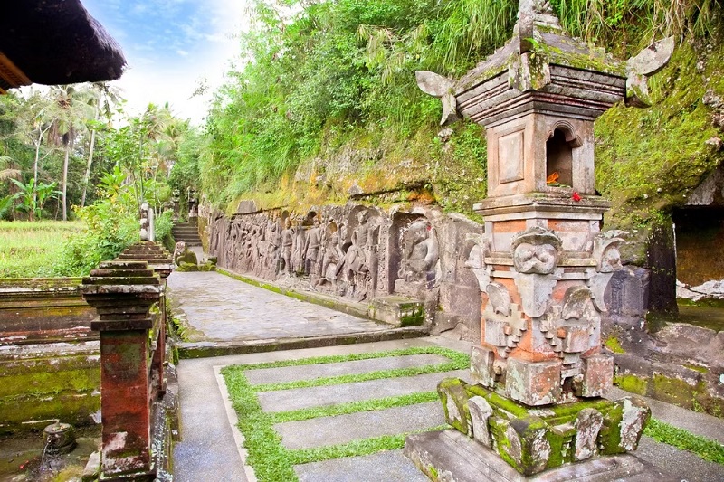 Mặt vách đá chạm khắc nổi tiếng của Yeh Pulu, Ubud, Bali, Indonesia