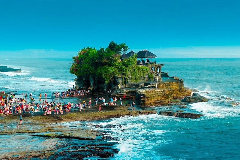 Mọi người tại đền Tanah Lot ở Bali, Indonesia