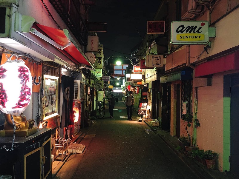 Một con hẻm chật hẹp với các quán bar nhỏ và Izakaya ở Golden Gai