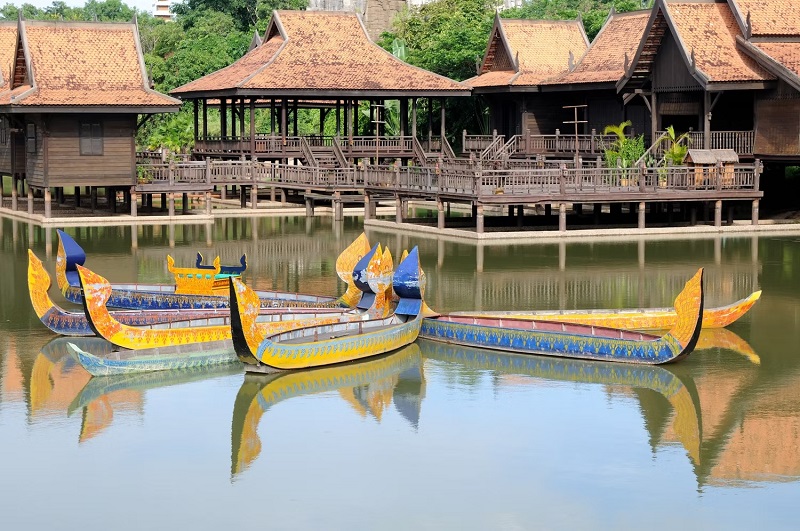Một ngôi làng ở Campuchia với những con thuyền lênh đênh trên mặt nước