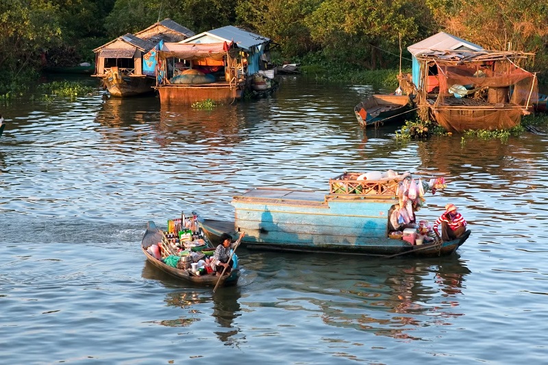 Một ngôi làng ở Campuchia với những ngôi nhà nổi và thuyền của ngư dân