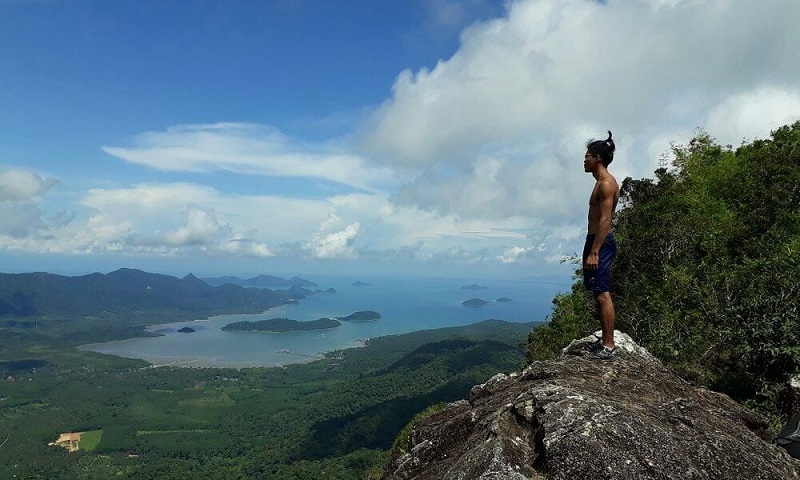 Một người đàn ông tại một điểm ngắm cảnh đẹp của hòn đảo.