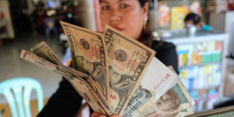 Ngoài tiền Campuchia và tiền Đô Mỹ, người dân vẫn dùng cả tiền Việt và Đô Canada