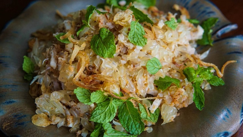 Nhoam krauch thlong là Sự kết hợp mới mẻ của bưởi chua, thịt ba chỉ thơm và dừa nướng ngọt.