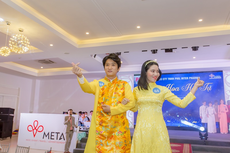 Phần trình diễn áo dài của nhân sự công ty Phil Inter Pharma diễn ra tại Phan Rang do công ty tổ chức sự kiện META thực hiện
