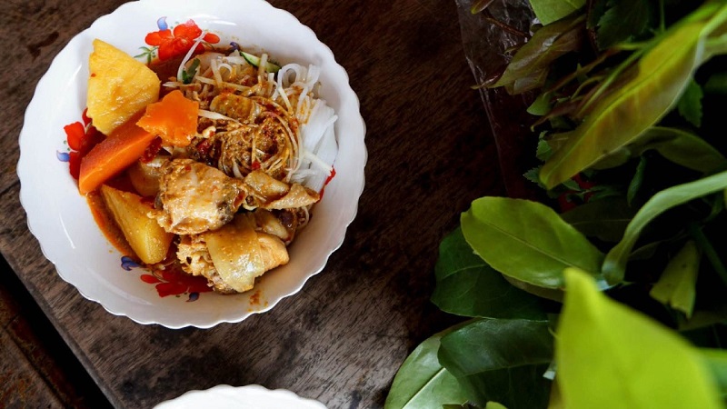 Phiên bản cà ri gà đỏ của Campuchia thường được phục vụ trong đám cưới và những dịp đặc biệt.