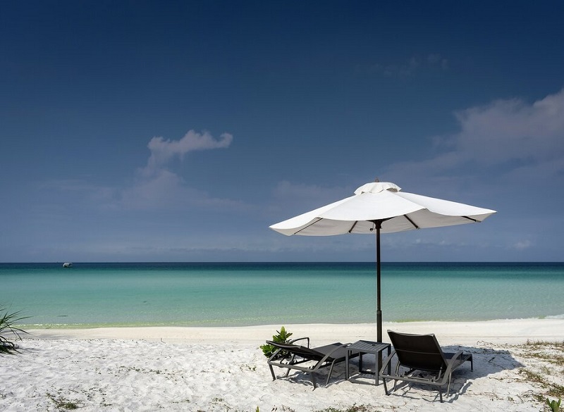 Thư giãn trên bãi biển cát trắng trên đảo Campuchia