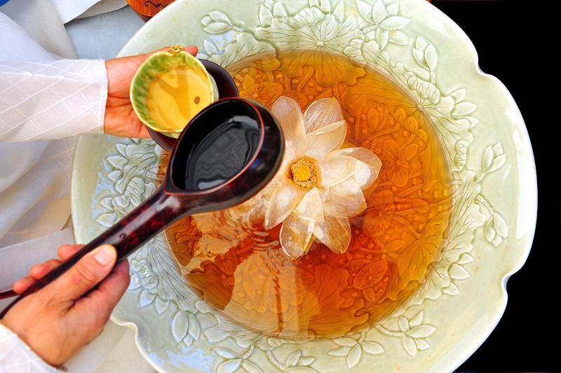 Trà sen, một trong những thức uống đặc trưng của chùa