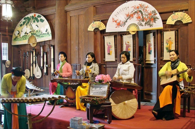 Âm nhạc truyền thống Việt Nam là sự pha trộn quyến rũ của các nhạc cụ và nhịp điệu phản ánh di sản văn hóa của dân tộc và sự sáng tạo nghệ thuật