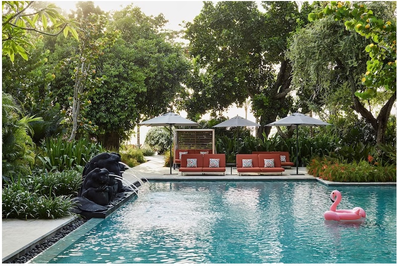 Andaz Bali trên bờ biển phía đông có ba hồ bơi, trong đó có một hồ bơi đặc biệt dành riêng cho trẻ em.