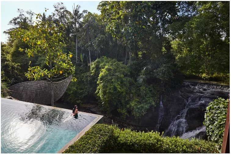 Bể bơi vô cực tại khu nghỉ dưỡng Baliâs Nirjhara nhìn ra thác nước tự nhiên