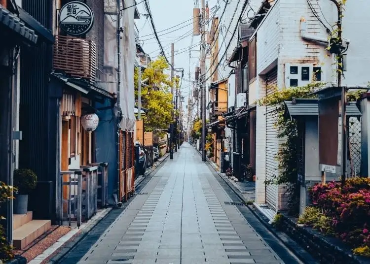 Các đường phố ở Gion ở Kyoto được lót bằng những ngôi nhà phố truyền thống được gọi là 'kyomachiya'