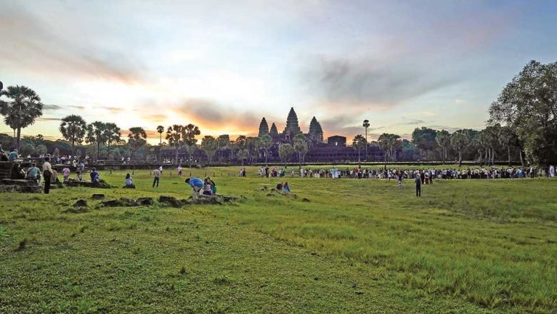 Du khách trong nước và quốc tế ghé thăm Angkor Wat để ngắm bình minh vào tháng 6.