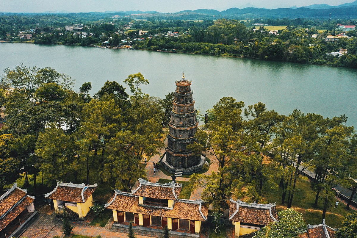 Huế, với thành cổ và các địa danh văn hóa, mang đến trải nghiệm đắm chìm trong văn hóa truyền thống Việt Nam
