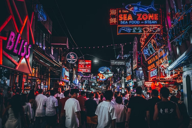 Khung cảnh nhộn nhịp về đêm của khu Phố đi bộ ở Pattaya.