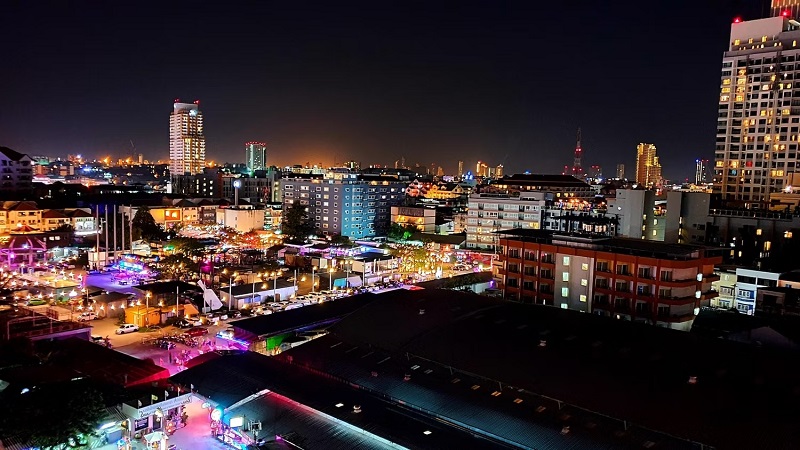 Thành phố Pattaya rực rỡ ánh đèn về đêm.