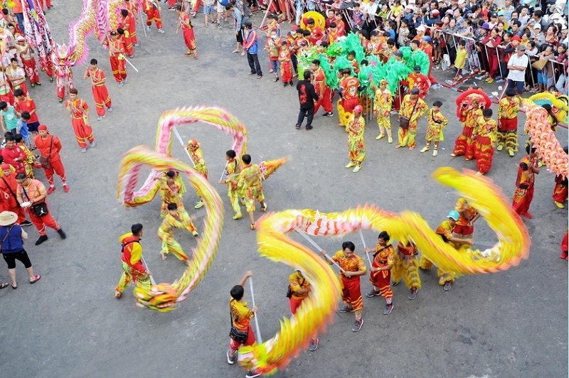 Văn hóa truyền thống Việt Nam được đan xen phức tạp trong các lễ hội sôi động, thể hiện phong tục tập quán lâu đời và di sản phong phú của dân tộc