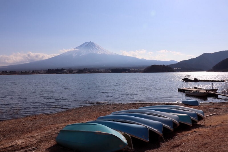 Bờ phía bắc của Hồ Kawaguchi có một số tầm nhìn đẹp nhất ra Núi Phú Sĩ.