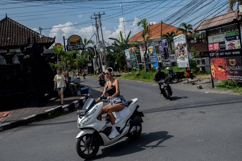 Các nhà lãnh đạo và chính quyền Bali phát ốm vì khách du lịch không tuân thủ luật pháp và phong tục địa phương, chẳng hạn như đi xe máy không đội mũ bảo hiểm.
