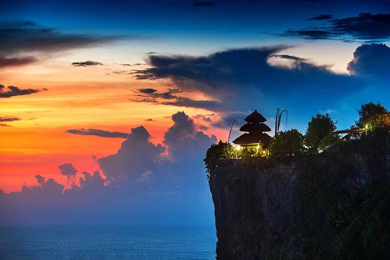 Đền Uluwatu ở Bali về đêm.