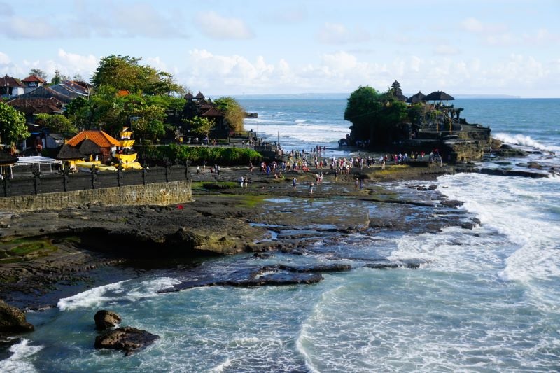 Đền biển Tanah Lot ở Bali.