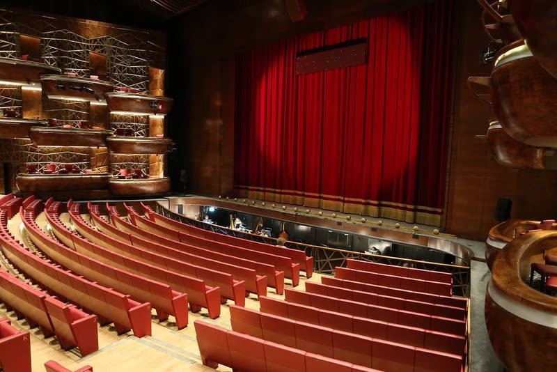 Dubai Opera hiện đã hoạt động được năm thứ sáu và là nơi lý tưởng để tham gia một buổi biểu diễn.