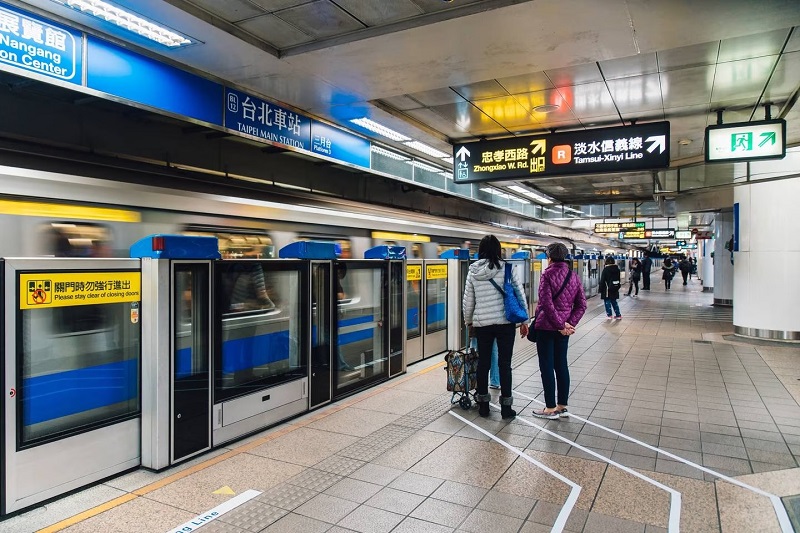 Hành khách chờ tàu trên sân ga ở ga tàu điện ngầm Đài Loan