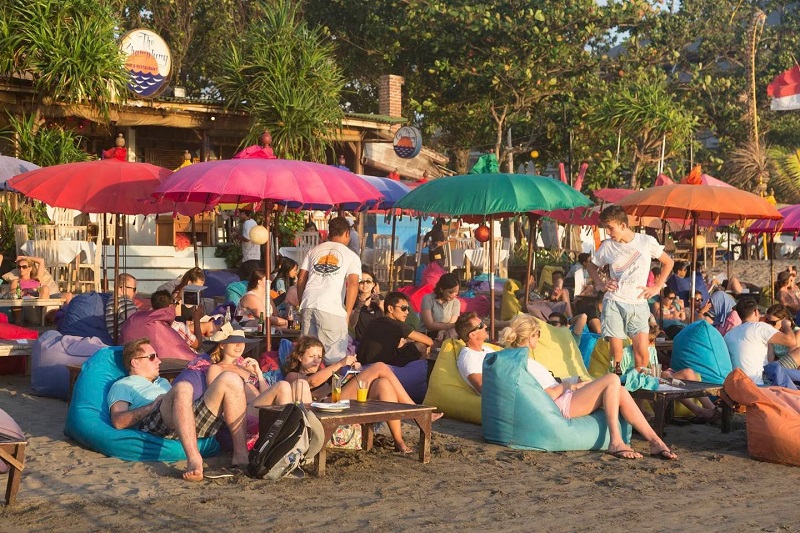Khách du lịch thưởng thức đồ uống tại một quán bar trên bãi biển dọc theo bãi biển Seminyak, ngay phía bắc Kuta, ở Bali, vào năm 2014