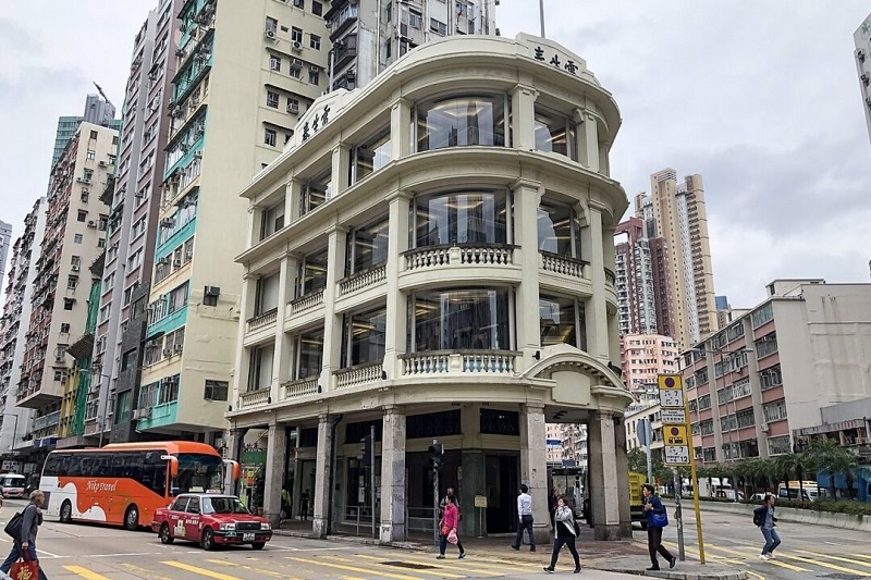 Lui Seng Chun, nằm ở ngã tư đường Lai Chi Kok và đường Tong Mi, là một tòa nhà bốn tầng với mái hiên lắp kính