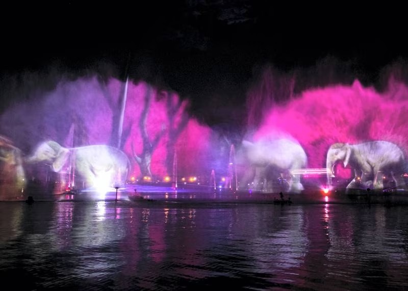 Một buổi trình diễn ánh sáng, âm thanh và nước tại Dubai Festival City Mall.