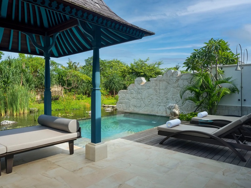Một hồ bơi riêng tại biệt thự ở Jumeirah Bali.