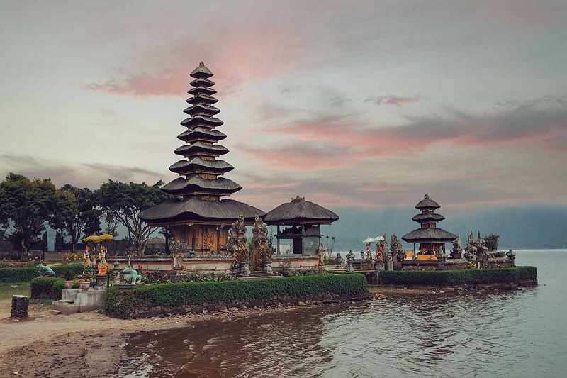 Ngôi đền Pura Ulun Danu Bratan trên đảo Bali vào ban đêm là một cảnh tượng thanh tao.