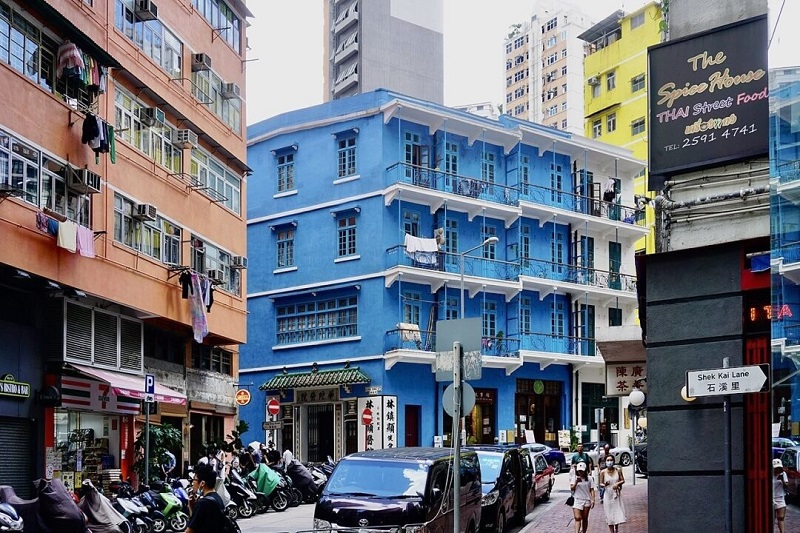 Nhà Xanh ở Wan Chai có tên như vậy bởi vì các nhà phát triển đã sơn nó vào năm 1990 không có bất kỳ màu nào khác