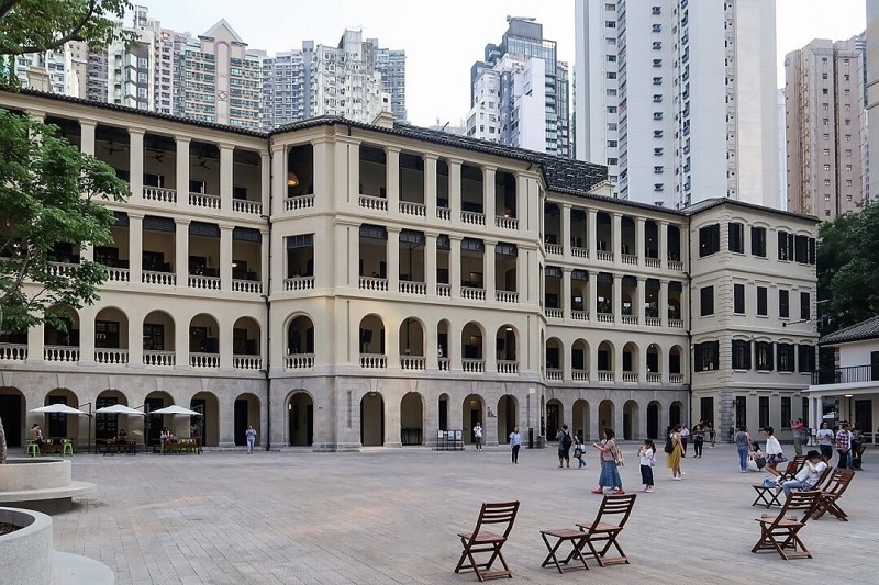 Tai Kwun có 16 tòa nhà và hai sân hiện đóng vai trò là trung tâm văn hóa ở trung tâm Hồng Kông