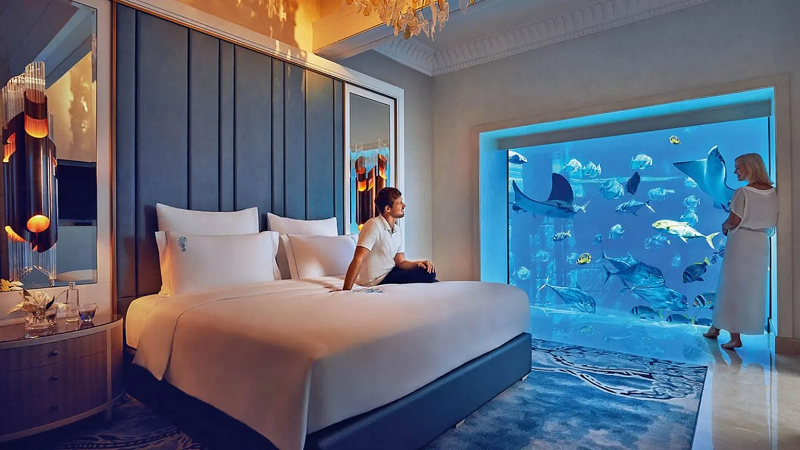 The Underwater Suite tại Atlantis, The Palm nhìn ra một thủy cung.