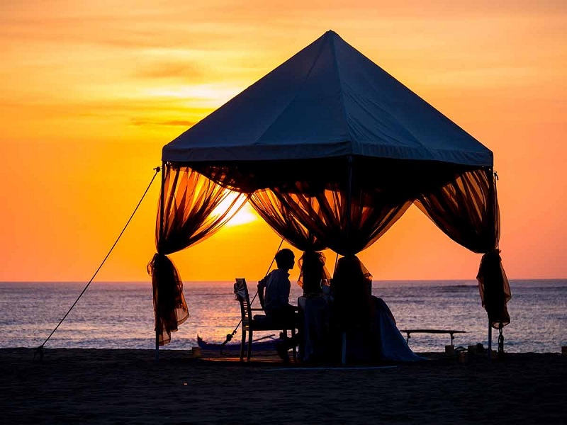 Thưởng thức bữa tối lãng mạn trên bãi biển Bali vào ban đêm là một trải nghiệm tuyệt vời.