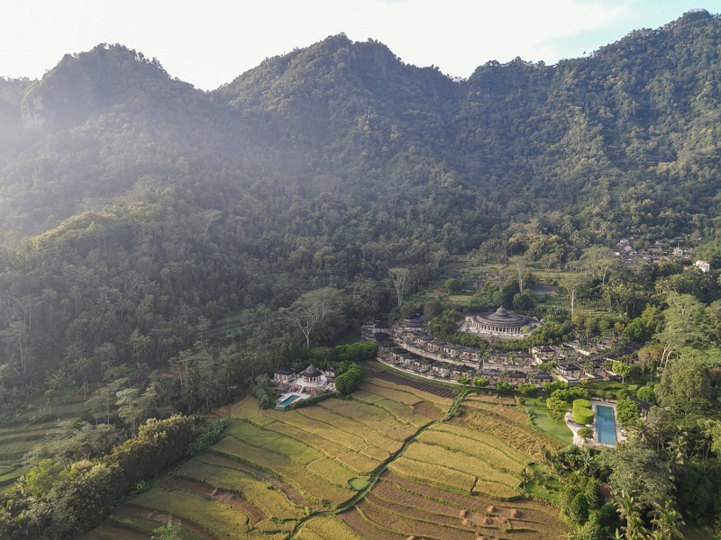 Toàn cảnh khu nghỉ dưỡng Amanjiwo của Aman trên đảo Java, Indonesia từ trên cao.